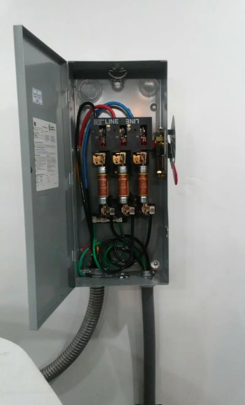 Three-phase disconnect switch installed for Smoke Detector Installation in Lake Dallas